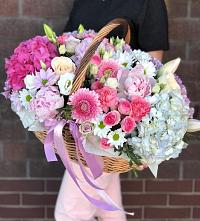 Цветочная композиция из Розы, Хризантемы, Пионы и Лизиантусы в корзине в Казачинском