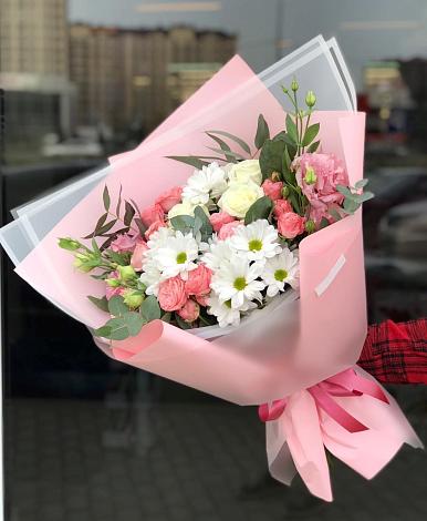 Букет цветов из: Розы, Лизиантусы и Хризантемы в Казачинском